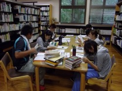 図書室でガーデンマムの栽培方法を調査の写真
