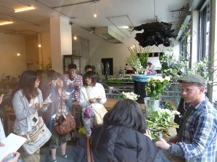 ロンドンの生花店でのデモンストレーションの写真