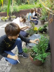 学校で作品メンテナンス中