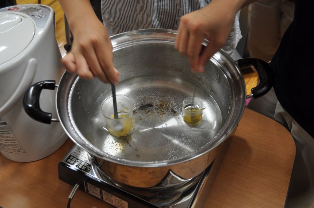 ハーブ・リップクリームの基礎となる材料を湯煎する