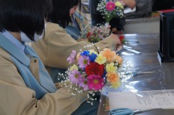 熱心に花束を組む学生