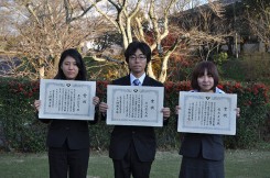 賞状を持つ３人（左から音川みのりさん、平川貴大さん、稲見友咲さん）