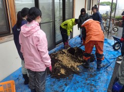 ぼかし肥を混ぜる