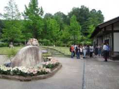 昭和村の小庭園のデザインを考える学生