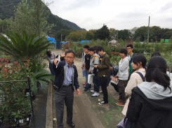 上田学長が樹木の解説をしています。