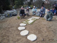 大曲りの飛石から切石と自然石を組み合わせた行の延段、そして「真」の延段