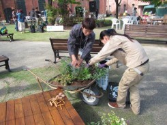 「憩いのハーブガーデン」の制作中