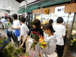 花を店頭で選ぶ学生たち