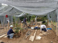 造園技能検定の実技試験の練習に励む学生たち