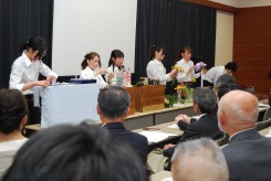 花き装飾コースが聴講者の前でフラワーアレンジメントなどを実演