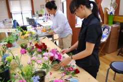 学内でアレンジメントの練習をする学生