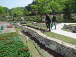 植栽地を耕す国際園芸アカデミーの学生