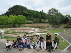 花フェスタ記念公園内にある国際園芸アカデミー実習フィールドでの集合写真