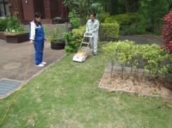 大型の芝刈り機の他、家庭用芝刈り機も紹介