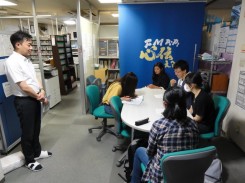 パーソナリティの方と放送前に打ち合わせを行いました。