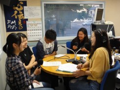 パーソナリティの方と話も盛り上がり、笑顔での語らいを放送できました