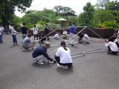 教職員・学生総出でテント張りです！！