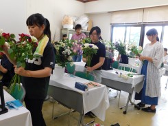 花束を立って制作する学生