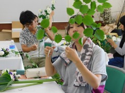 切り落とす枝を考える学生