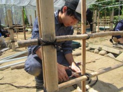 竹垣を製作する学生