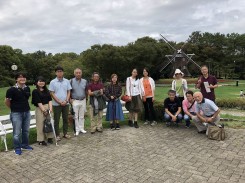 名城公園北園の風車前で記念写真