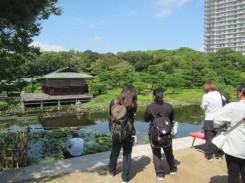 池泉と清羽亭を見学する学生