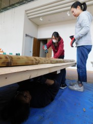 竹の壁を制作する学生ら