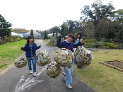 竹で制作した０ボールを運ぶ学生ら