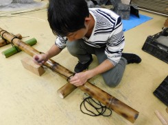 竹で結界を制作する学生