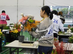 花束競技中の加納さん