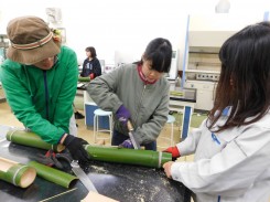 竹の器を制作する学生ら