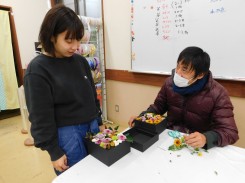 ＢＯＸアレンジメント制作の指導を受ける学生