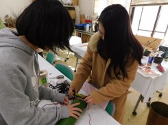 竹のアレンジメント容器を制作する学生ら