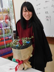 制作した花束を持って発表する学生