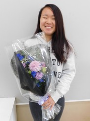 制作した花束を持つ学生