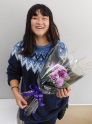 制作した花束を持つ学生