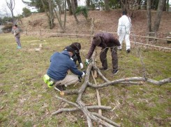 現代アート制作中（ほだ木にキノコの菌を打つ）