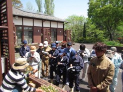 実習内容をメモする学生