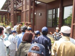 非常勤講師の天野麻里絵先生の説明を聞く学生