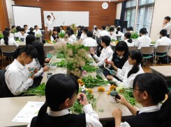 アレンジメントの授業を受ける加茂農林高等学校の生徒