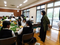 アレンジメントの授業を受ける加茂農林高等学校の生徒と卒業生