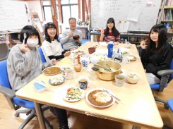 カレーを食べる学生ら