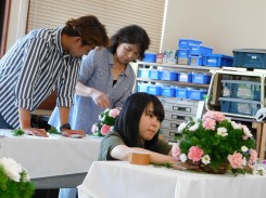 フラワー技能検定3級課題のアレンジメントの指導をする長縄先生