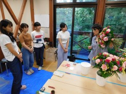 フラワー技能検定2級課題の花束の指導をする長縄先生