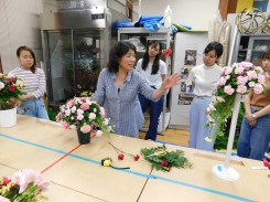 フラワー技能検定2級課題のアレンジメントの指導をする長縄先生