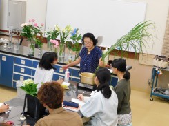 タカノハススキを湯上げする教員