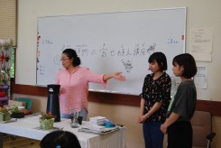 生涯学習講座に来た小学生に紹介される花き装飾コースの学生