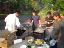 肉や野菜を焼く造園緑化コース男子学生