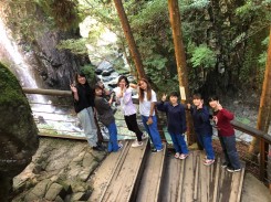 付知峡の滝と学生ら