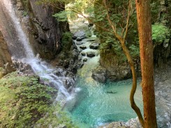 付知峡の透き通るような青い水